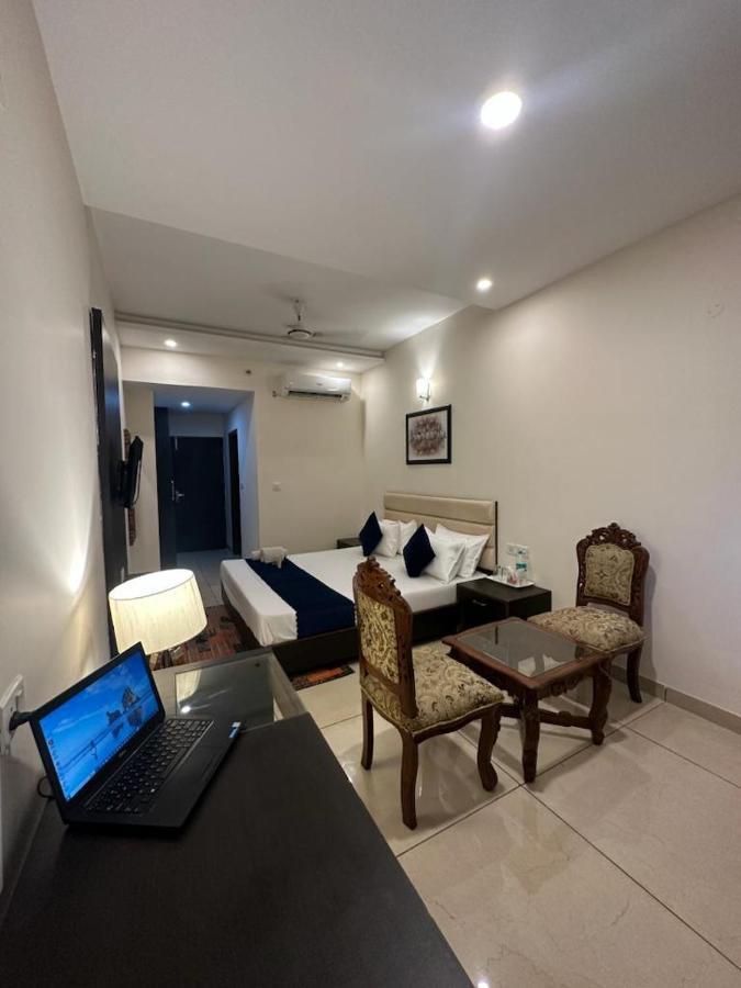 Jb Residency Zirakpur !! Top Rated & Most Awarded Property In Zirakpur Hotel Buitenkant foto