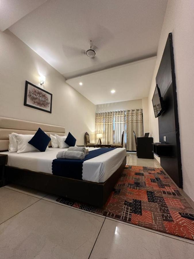 Jb Residency Zirakpur !! Top Rated & Most Awarded Property In Zirakpur Hotel Buitenkant foto