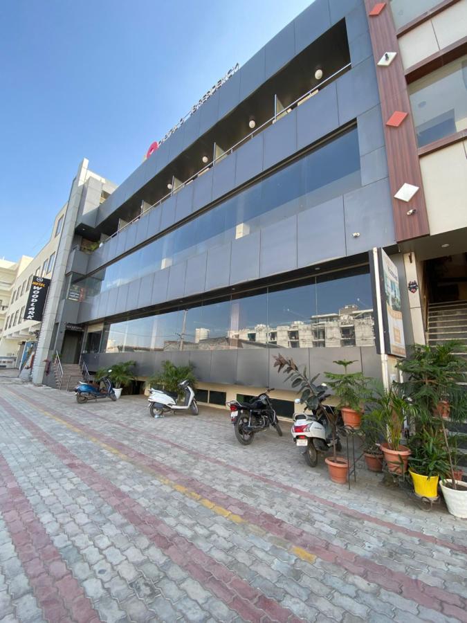 Jb Residency Zirakpur !! Top Rated & Most Awarded Property In Zirakpur Hotel Buitenkant foto