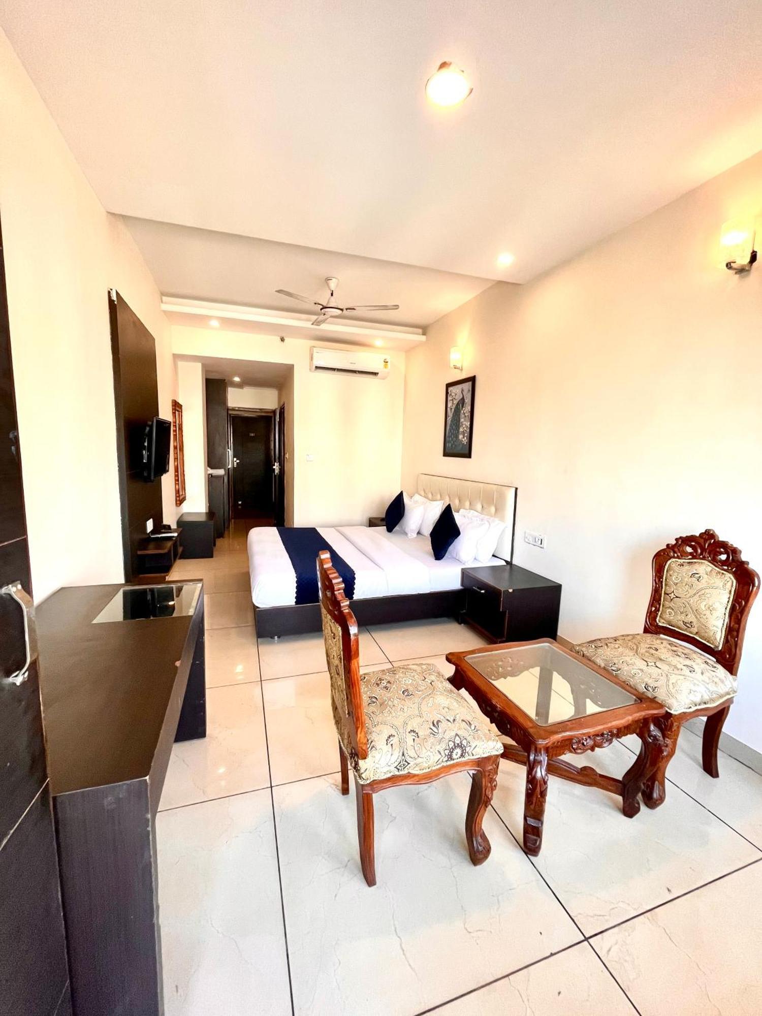 Jb Residency Zirakpur !! Top Rated & Most Awarded Property In Zirakpur Hotel Buitenkant foto