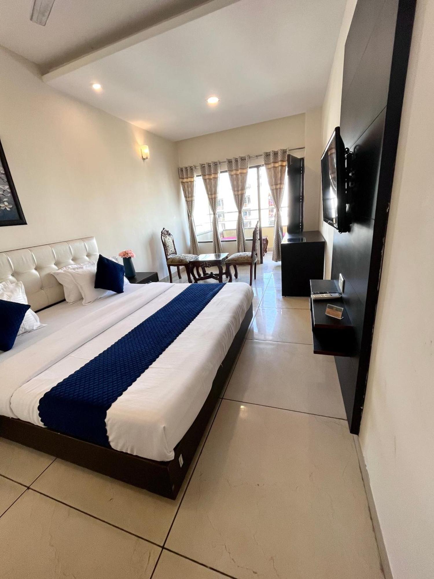 Jb Residency Zirakpur !! Top Rated & Most Awarded Property In Zirakpur Hotel Buitenkant foto