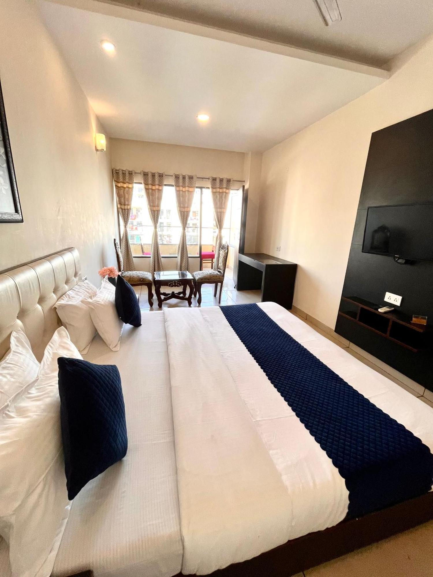Jb Residency Zirakpur !! Top Rated & Most Awarded Property In Zirakpur Hotel Buitenkant foto