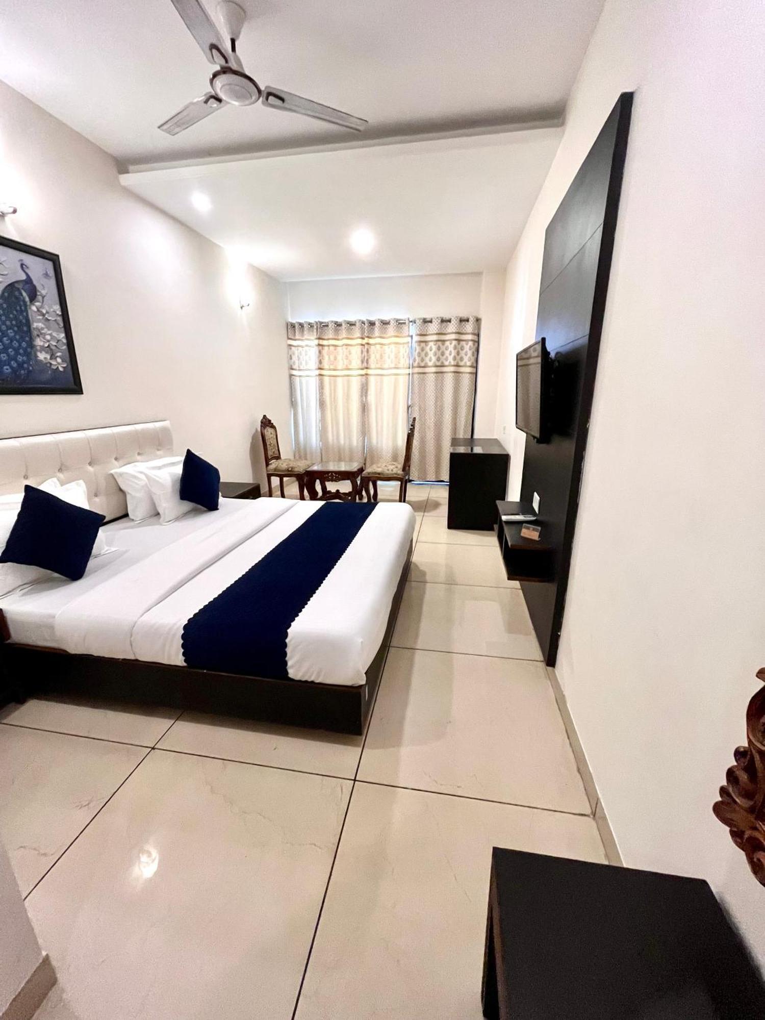 Jb Residency Zirakpur !! Top Rated & Most Awarded Property In Zirakpur Hotel Buitenkant foto